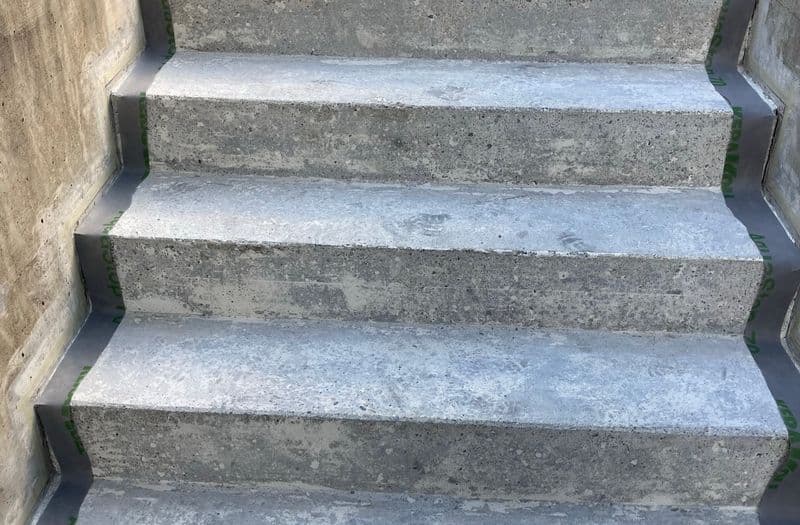 Scala esterna in cemento grezzo prima della posa del rivestimento in granito