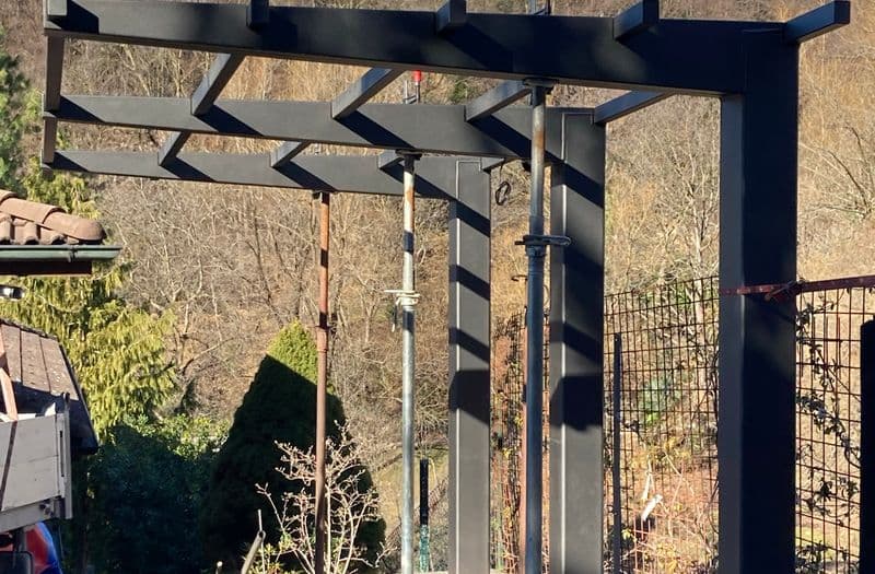 Struttura in acciaio della tettoia per posto auto in fase di montaggio